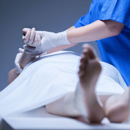 Krankenpfleger mit Leiche