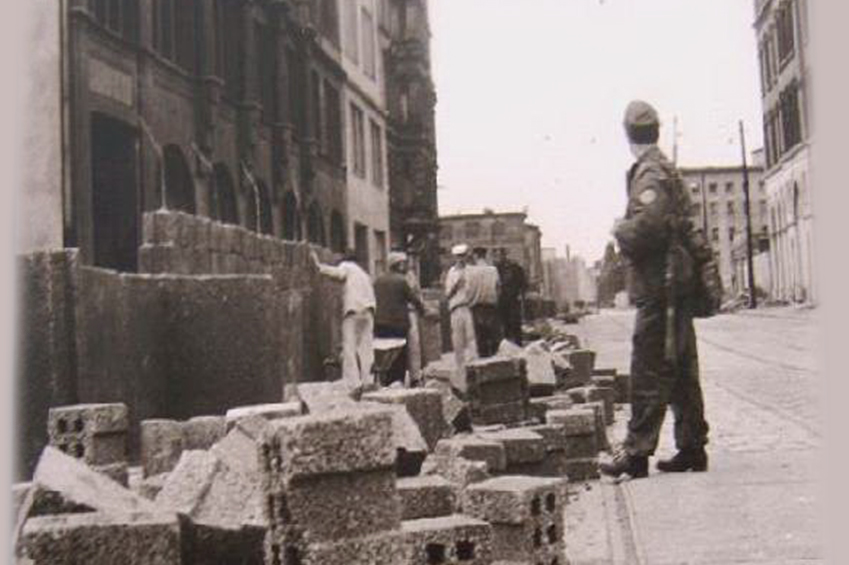 Die Versicherung verlor über Nacht fast ein Drittel ihrer Mitarbeitenden, da sie von der Mauer daran gehindert wurden, zur Arbeit zu kommen.
