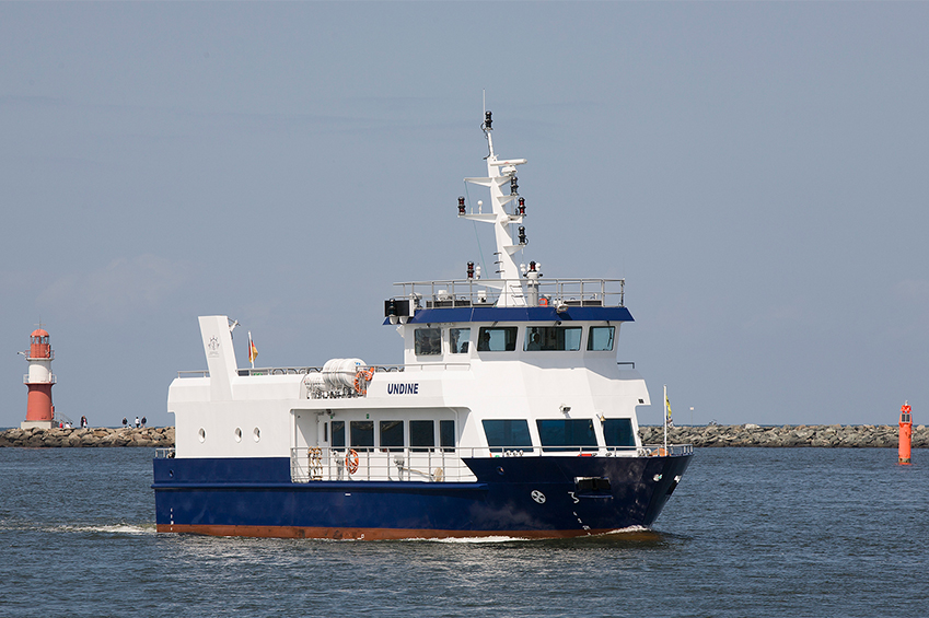 Auf dem Bild sehen sie das Bestattungsschiff MS-Undine mit dessen Hilfe die Ahorn Gruppe seit 2018 auch Seebestattungen vollziehen kann.