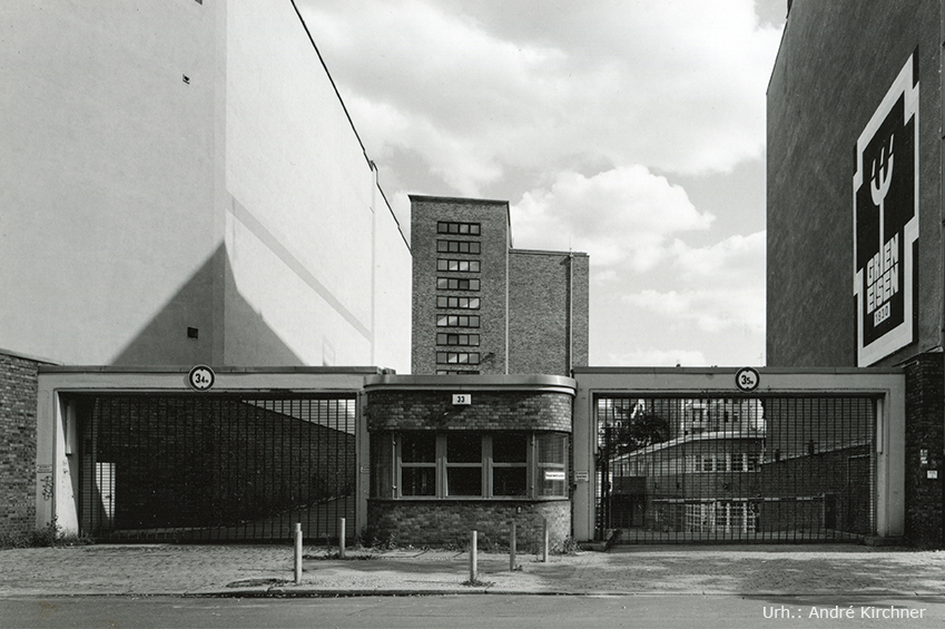 Egon Eiermann mit der Außen- und Innengestaltung sämtlicher Geschäftsstellen und mit dem Entwerfen des damaligen Firmenlogos beauftragt.